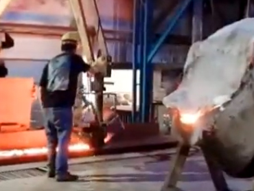 Il-manipulatur tal-ikkastjar b'diversi funzjonijiet quddiem il-forn applikabbli għall-industrija tal