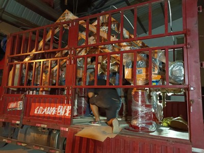 Żewġ manipulaturi għat-tferrigħ qed jiġu mgħobbija