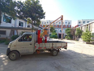 Manipulatur manwali għall-produzzjoni tal-funderija u beda t-tbaħħir